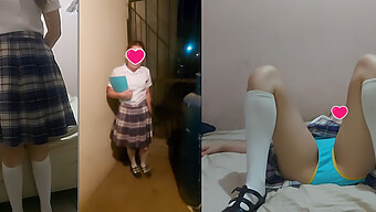 아마추어 십대 (18+) 가 첫 번째 성적 경험을 기숙사에서 경험합니다