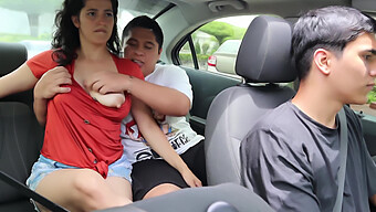 Casal Apaixonado Se Entrega A Sexo Quente Em Carro Devido Ao Desejo Intenso