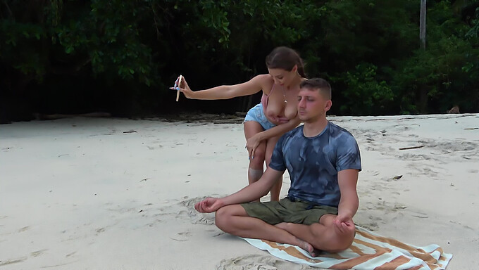 La méditation de plage se transforme en rencontre chaude avec une fille inconnue donnant une fellation baveuse !