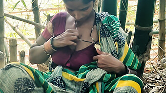 Seorang Wanita Menikah Dari Desa India Terlibat Dalam Seks Di Luar Ruangan Di Hutan