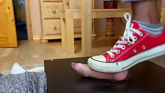 Cô Gái Đức Trong Converse Chucks Nghiền Nát Tinh Hoàn