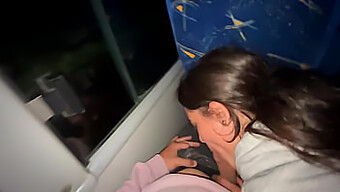 Kolumbijska Lepotica Se Udeleži Bdsm-Ja Na Avtobusu, Prejme Oralni Užitek In Dobi Obrazno Spermo