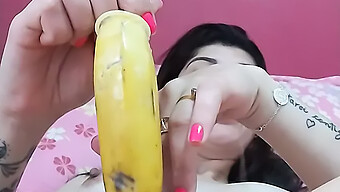 Teen Latina À Gros Cul Prend Son Pied Avec Une Banane