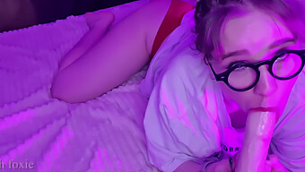 March Foxie De 18 Años Se Entrega Al Auto-Placer Y Al Orgasmo Intenso