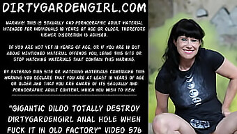 Dirtygardengirl extrém anális prolapszusa, amelyet egy hatalmas dildón való lovaglás okoz egy nyilvános elhagyatott gyárban