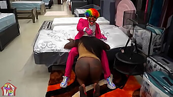 Vendedora Descuidada Se Pone Kinky En La Tienda De Muebles