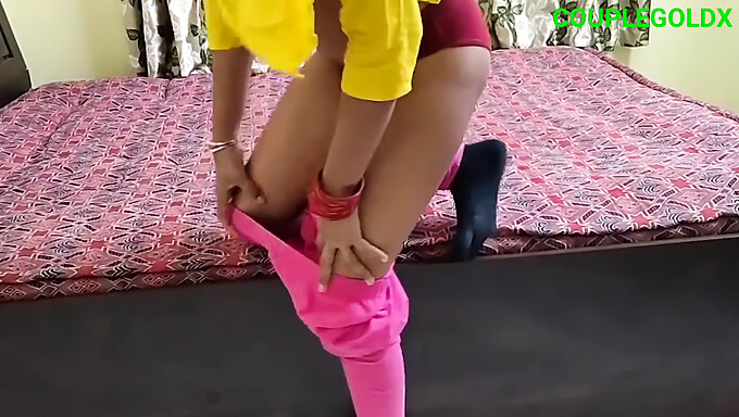 Bhabhi สาดน้ําแตกในชุดสีเหลือง