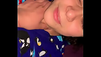 La belleza madura mexicana disfruta del placer oral con su pareja mientras sus padres están ausentes