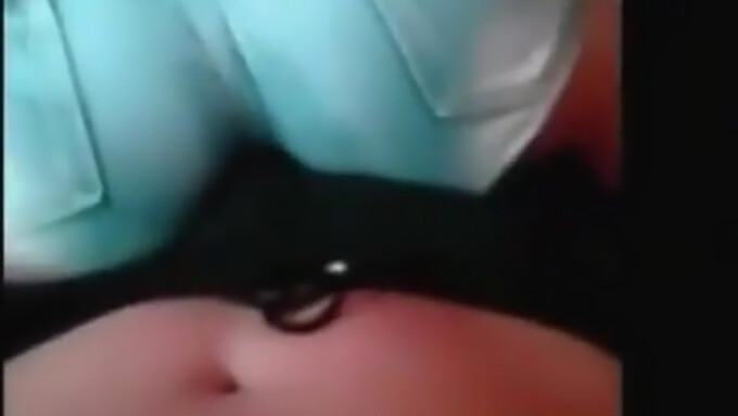 Video POV gadis kuliah yang berjuang untuk menangani seks oral