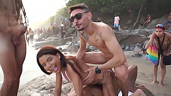 Bianca Dantas Engagerer Sig I Offentlig Sex Med Flere Partnere På En Overfyldt Strand I Hd-Video