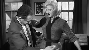 Kecantikan Vintage British Liz Fraser Dalam Stoking: Sebuah Klasik Faphouse