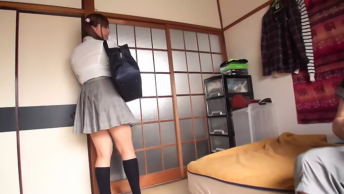 Sexo público con una japonesa en uniforme: La mejor experiencia de creampie