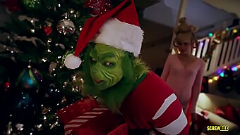 Cherie Deville นําไปสู่การเย็ดกันสี่คนในธีม Grinch