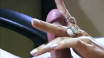 Massage Nhẹ Nhàng Dẫn Đến Handjob