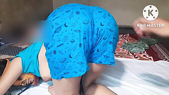 Tia E Sobrinho Desi Desfrutam De Um Ménage À Trois Matinal