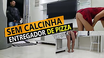 Cristina Almeida'S Upskirt Display During Pizza Delivery In Quarantine