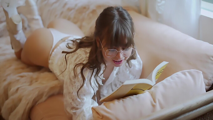 Riley Reid mengeksplorasi pikiran erotisnya sambil membaca buku gurunya.