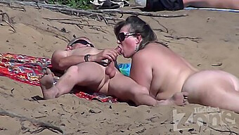 Mamada Amateur En La Playa: El Deleite De Un Voyeur