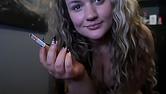 Belleza Europea Amateur En Un Vestido Diminuto Y Fumando Un Cigarrillo