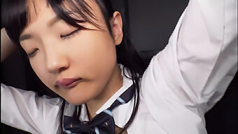 Japansk Collegejente Med Store Pupper Får Creampie I Viral Video